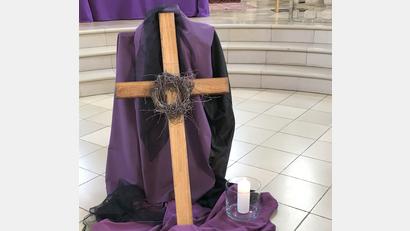 Bild: Rita König/exb
Das Kreuz im Mittelpunkt beim Kreuzweg.