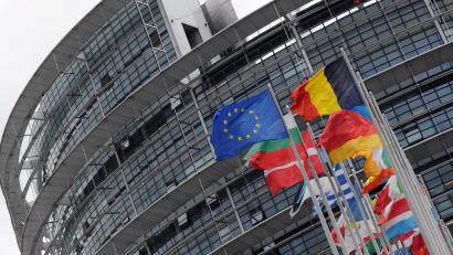 Archivbild: Patrick Seeger/dpa
Die Flaggen der Mitgliedsstaaten der Europäischen Union wehen vor dem Gebäude des Europäischen Parlaments in Straßburg im Wind. Vom 6. bis zum 9. Juni werden findet in den Mitgliedsstaaten der EU erneut die Wahl des europäischen Parlaments statt.