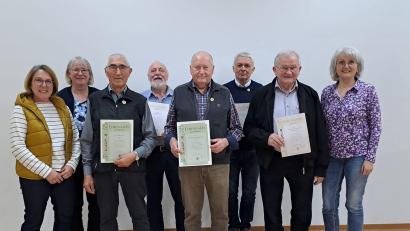 Bild: Gerda Eiber/exb
Die Geehrten mit den Offiziellen (von links): Kassiererin Evi Koberstein, Vorsitzende Gerda Eiber, Richard Graf, Karl Koller, Konrad Rubenbauer, Franz Dirmeier, Heinz Wunderlich und Schriftführerin Lydia Gleixner-Sächerl.