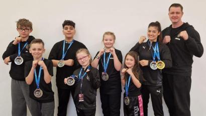 Bild: Janine Hannusch
Die in Vohburg erfolgreichen Amberger Kickboxer: (von links) Max Fizia, Joel Hannusch, Mahan Eskandari, Josephine Fizia, Marie Koschemann, Mila Wurster, Jenny Wurster und Trainer Erich Aul.