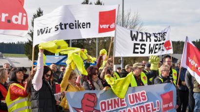 Bild: Stephan Huber
Rund 150 Stahlgruber-Beschäftigte folgten am Mittwoch einem Aufruf der Gewerkschaft Verdi zu einer Streikversammlung in Kauerhof bei Sulzbach-Rosenberg.