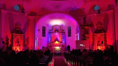 Bild: Karina Jobst/exb
Der 6. Lobpreisabend der Bärnauer Klangfarben fand in der Hohenthaner Pfarrkirche statt.