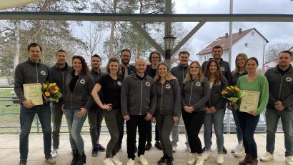 Bild: bk
Dem mehrfach veränderten Führungsteam des Kirwavereins sowie den Ehrenmitgliedern Ralph Egeter (links) und Julia Härning (rechts) gratuliert Bürgermeistervertreter Julian Kraus (Sechster von links)