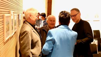 Bild: Jürgen Klein/exb
Kurt Richter (Zweiter von links) im Gespräch mit Gästen der Vernissage, links Laudator Peter Preisinger, rechts Bürgermeister Bernd Sommer.