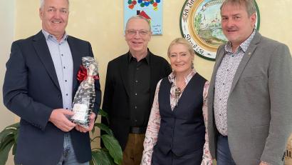 Bild: Deutschmann/exb
Der Straßer Bürgermeister Reinhold Höflechner (links) übergibt sein Amt nach 16 Jahren an Nachfolger Johann Lappi (rechts). Thomas und Gabi Wittleben (Mitte) statteten den beiden einen Besuch ab und brachten eine Magnum-Flasche Sekt mit.