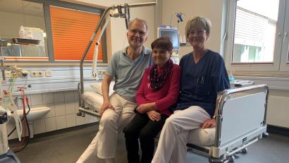 Bild: Gunter Becker
Man kennt sich seit vielen Jahren, man duzt sich: Angelika Heinl zwischen Dr. Bernhard Riedl und Pflegeleiterin Simone Giannakakis vom KfH-Nierenzentrum in Bayreuth, ihrer zweiten Familie.