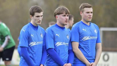 Bild: Hubert Ziegler
Die Vilsecker Abwehrmauer mit (von links) Lukas Madl, Jona Lang und Lukas Federer steht. Gegen die SpVgg Pfreimd will der FV Vilseck an die Leistung beim Auswärtssieg in Grafenwöhr anknüpfen.