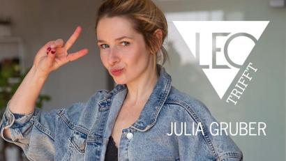 Bild: privat / Grafik: Redaktion Magazine
Julia Gruber ist gefragte Schauspielerin und Synchronsprecherin für internationale Blockbuster.
