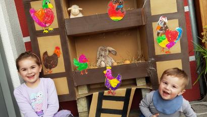 Bild: Familie Bauer/exb
Hanna und Max Bauer aus Schirmitz präsentieren ihren Hühnerstall aus Karton. Eine tolle Osterdeko.
