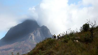 Bild: Kim Ludbrook
Beim "Cape Epic" in Südafrika geht es über Stock und Stein. Die Auflage 2024 entschieden die in Pleußen bei Mitterteiche wohnende Niederländerin Anne Tepstra und die Schweizerin Nicole Koller in der Frauen-Wertung für sich.
