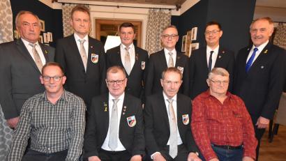 Bild: no
Nach den Wahlen bei der SRK Illschwang: (sitzend, von links): Gerald Habermehl, Hubert Bauer, Wolfgang Eichenseer und Hermann Renner, (stehend, von links) Bertram Gebhard, Uwe Keck, der bisherige Vorsitzende Fritz Falk und sein Nachfolger Heiko Burkhardt, Zweiter Bürgermeister Benjamin Hiltl und Werner Gebhard.