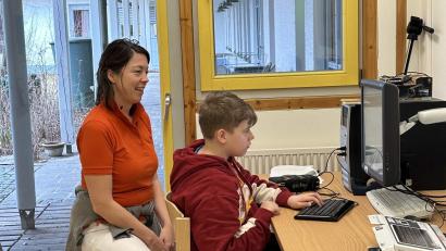 Bild: Saskia Krügelstein/exb
Seit seinem Schlaganfall muss Rechtshänder Toni zum Linkshänder „umtrainiert“ werden. In Vogtareuth übt er bei der Ergotherapie das einhändige Tastaturschreiben mit der linken Hand.