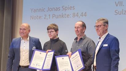 Bild: Harald Schmid /exb
Von links Stefan Brandl (Geschäftsleitung Kfz-Innung Oberpfalz), Yannic Spies, Wolfgang Pickel und Rudolf Angerer (Vorstandsvorsitzender Kfz-Innung Oberpfalz).