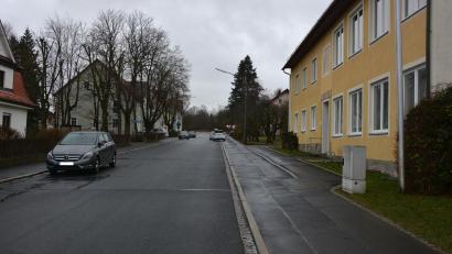 Bild: jr
Dieser Bereich in Pechbrunn – mit Rathaus (rechts), Pfarrkirche (links) und Tante-M-Laden (oben links) könnte durch kleinere Baumaßnahmen einen zentralen Platz-Charakter bekommen.