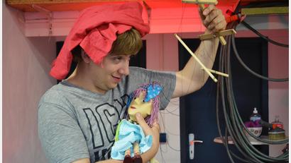 Bild: Florian Wein/exb
Erasmus Gerhards nimmt in einer seiner verschiedenen Rollen das Mädchen Molly gefangen