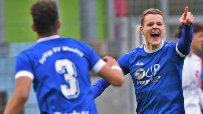 Bild: G. Büttner
Ohne Niklas Lang (rechts) muss die SpVgg SV Weiden das Spitzenspiel in Kareth bestreiten. Der Offensivverteidiger fehlt wegen einer Knieverletzung.