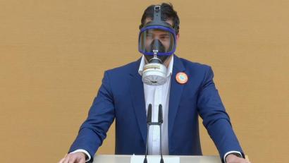 Bild: agentur_dpa
Der AfD-Abgeordnete Stefan Löw steht mit einer Gasmaske am Rednerpult im Bayerischen Landtag. Wegen seines Auftritts wurde der AfD-Abgeordnete gerügt.