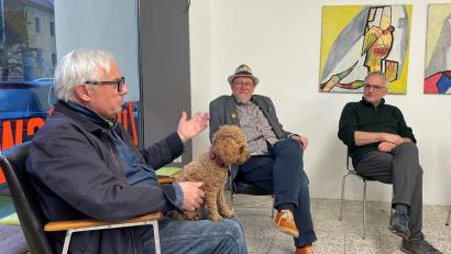 Bild: Cleo Gehlke/exb
Künstler Jürgen Huber und der Kulturjournalist Stefan Voit (von links) diskutieren parallel zur Ausstellung im Künstlergespräch.