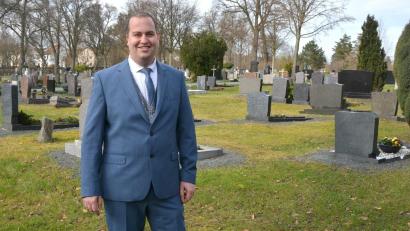 Bild: jr
Christian Rosner auf dem städtischen Friedhof in Waldsassen, wo er ab 1. Mai als Bestatter tätig sein wird. Der 41-Jährige tritt die Nachfolge von Helmut Spandel an.