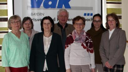 Bild: lep
Für weitere vier Jahre im Amt des VdK Ortsverbandes Kirchenthumbach sind von links: Maria Thumbeck (Frauenbeauftragte), Lydia Regner (Beisitzer), Helga Friedl (1. Vorstand), Josef Regner (2. Vorstand), Petra Lettner (Schriftführer), Carola Brust (Kreisvorsitzende) sowie Gabi Böhm (Kasse).