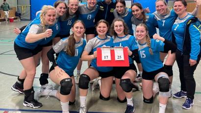 Bild: Harald Kausler
Die Volleyballerinnen des TuS Schnaittenbach steigen in die Bezirksklasse Nord auf. Das Bild zeigt: (hinten von links) Anja Lindner, Hannah Kausler, Sonja Lang, Ida Hanft, Trainer Harald Kausler, Teodora Vislavski, Aleksandra Heinemann, Martina Müller, Manuela Rindfleisch; (vorne von links) Emily Auer, Luisa Schlosser, Verena Bühler und Maleen Kellner. Es fehlt Co-Trainer Wolfgang Büller.