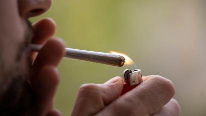 Symbolbild: Hannes P. Albert
Feuer frei? Am 1. April eigentlich noch nicht. Denn wer dann schon Cannabis raucht, kann die Droge nicht legal bezogen haben.