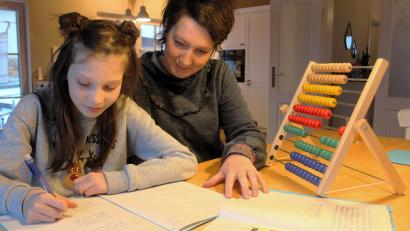 Bild: stg
Mathe-Hausaufgaben sind kein Zuckerschlecken - weder für die elfjährige Annelie noch für Mama Susanne.
