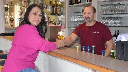 Bild: Kunz
Die DJK-Sportgaststätte hat einen neuen Pächter: Merita und ihr Mann Shefshet Gashi sind ein eingespieltes Team. Auch die Söhne helfen mit.