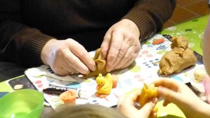 Bild: Edith Zimmermann/exb
In den Händen von Waltraud Aures entstehen aus Marzipan Figuren mit und ohne österlichen Bezug.