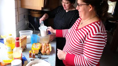 Bild: do
Klassischerweise wird das Osterlamm aus hellem Rührteig hergestellt. Schritt für Schritt mischen Eva Hoffmann und Andrea Zeitler (von rechts) die Zutaten für die luftige Teigmasse zusammen.