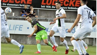 Bild: Hubert Ziegler
Gegen den SC Eltersdorf hat die DJK Gebenbach schon so manche herbe Niederlage einstecken müssen wie zum Beispiel beim 1:6 in der Saison 22/23 (Szene mit Patrick Hofmann). Am Samstag will es die Hempel-Truppe auf des Gegners Platz besser machen.