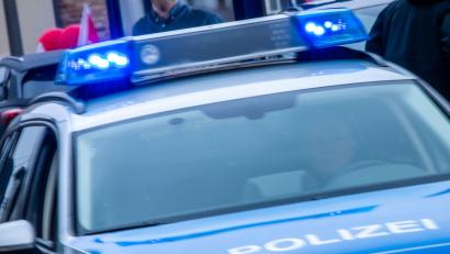 Bild: Jens Büttner/dpa/Symbolbild
Ein Streifenwagen der Polizei ist mit Blaulicht im Einsatz.