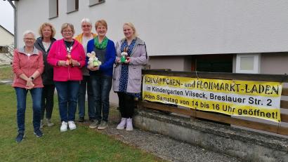 Bild: rha
Der Osterhase legt den drei Kitas der Großgemeinde Vilseck je 700 Euro ins Nest. Bei der Spendenübergabe freuen sich (von links): die Ladenmitarbeiterinnen Elfriede Kredler und Gudrun Quarder, Monika Mrosek (Kita Vilseck), Ladenchefin Veronika Pröls, Agnes Strobl (Kita Sorghof) und Katharina Bruev (Kita Schlicht).