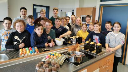 Bild: Portner
Die Ministranten der Pfarrei Niedermurach treffen sich vor Ostern zum Backen und Eier färben.Seit 15 Jahren Tradition: Die Ministranten der Pfarrei Niedermurach treffen sich vor Ostern zum Backen und Färben für die Osterspeisen-Aktion.