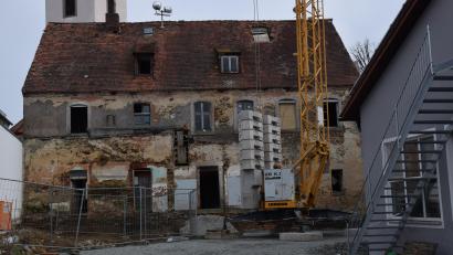 Bild: fla
Die Bauarbeiten am Anwesen Marktplatz 4 haben begonnen, hier im Bild die rückwärtige Ansicht.
