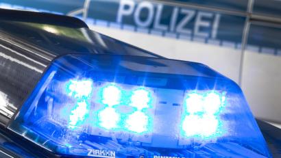 Symbolbild: Friso Gentsch/dpa
Die Polizei sucht nach den Übeltätern, die die Einrichtung eines Linienbusses bei Weiden beschädigt haben sollen.