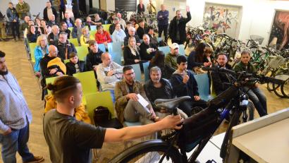 Bild: Kunz
Auch ein E-Bike kommt unter den Hammer. Das Eröffnungsangebot liegt bei 20 Euro. Am Ende werden 200 Euro dafür bezahlt.