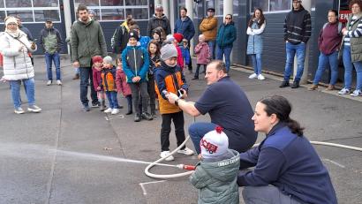 Bild: FGV Waldershof/exb
Die "Youngsters" des Fichtelgebirgsvereins Waldershof besuchten die Feuerwehr Marktredwitz.