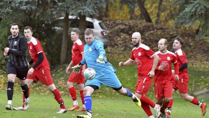 Archivbild: Hubert Ziegler
Die entscheidende Phase der Fußball-Kreisliga Süd beginnt – sowohl an der Tabellenspitze als auch im Tabellenkeller: Der TSV Königstein (im Bild Torhüter Jannik Brunner beim Abschlag, Mitte) muss am Oster-Doppelspieltag unter anderem zum Derby zum 1. FC Neukirchen, der mit Verletzungssorgen und gegen den Abstieg kämpft.