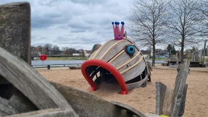 Bild: kaz
Der Königskarpfen, ein Spielgerät auf dem Spielplatz "Fischers Fritz" am Fischhofpark ist nach Ausbesserungsarbeiten wieder freigegeben. Die ausgetauschten Bretter sind gut zu erkennen.