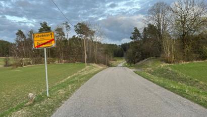 Bild: lei
Bei der Gemeindeverbindungsstraße von Ratzenhof nach Eschenfelden stellt sich die Frage "Reparieren oder erneuern?"