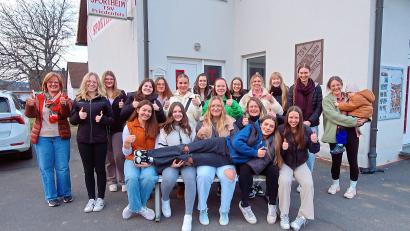 Bild: bsc
Vorfreude bei den Festdamen auf das 120. Gründungsjubiläum des Schützenvereins Frauenreuth und des Turn- und Sportvereins Friedenfels. Mit im Bild die beiden Festdamenbetreuerinnen Erika Heider (links) und Anna Härtl (rechts).