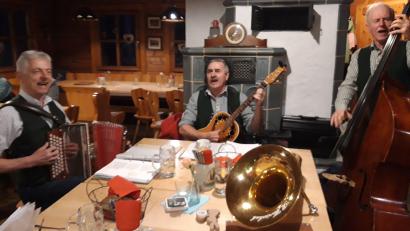 Bild: Georg Hüttner/exb
Die Erzbergmusik aus Amberg spielt in der Strobelhütte auf.