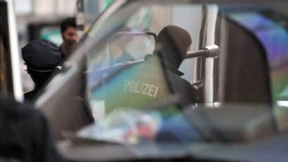Symbolbild: Michael Bahlo/dpa
Mithilfe einer Ramme (hier ein Symbolbild) hat sich die Polizei gewaltsam Zutritt zur Wohnung eines 40-Jährigen in Sulzbach-Rosenberg verschafft. Der Mann steht im Verdacht, illegal mit Tabletten zu handeln und einen seiner Kunden bedroht zu haben.