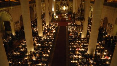 Archivbild: Petra Hartl
Hunderte Kerzen verwandeln die Amberger Basilika St. Martin in ein Lichtermeer: In der Osternacht ist die Kirche noch richtig voll, sagt Stadtpfarrer Thomas Helm. Und er hat mehrere Gründe, warum er den besonderen Gottesdienst am Abend des Karsamstag abhält – und nicht am Sonntagmorgen.