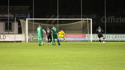 Bild: Richard Weigert
Die Entscheidung: Tobias Eichermüller vom 1. FC Rieden verwandelt den Foulelfmeter gegen Jannik Schmutzer im Gehäuse des 1. FC Schlicht sicher und cool zum 2:0.