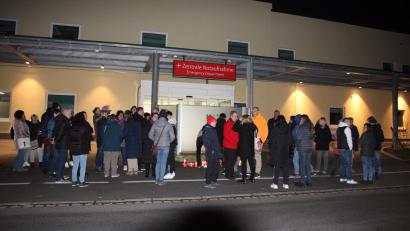 Bild: kro
Schweigend oder leise unterhaltend versammelten sich die Menschen vor der Notaufnahme des Tirschenreuther Krankenhauses. Es herrschte eine bedrückende Stimmung.