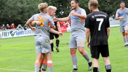 Archivbild: hho
Am Ostermontag treffen der Tabellenzweite FC Tirschenreuth und der Dritte TSV Waldershof aufeinander. Im Hinspiel (Szene) bejubelten die Waldershofer (graue Trikots) einen 4:3-Erfolg.