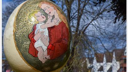 Bild: Stephan Huber
Der Mutter-Kind-Brunnen in Sulzbach-Rosenberg ist wieder österlich geschmückt.
