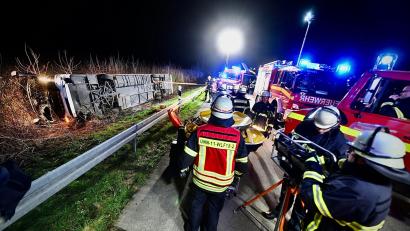 Bild: Daniel Schröder/dpa
Einsatzkräfte der Feuerwehr arbeiten an einer Unfallstelle auf der Autobahn 44 (A44) an einem verunfallten Bus.